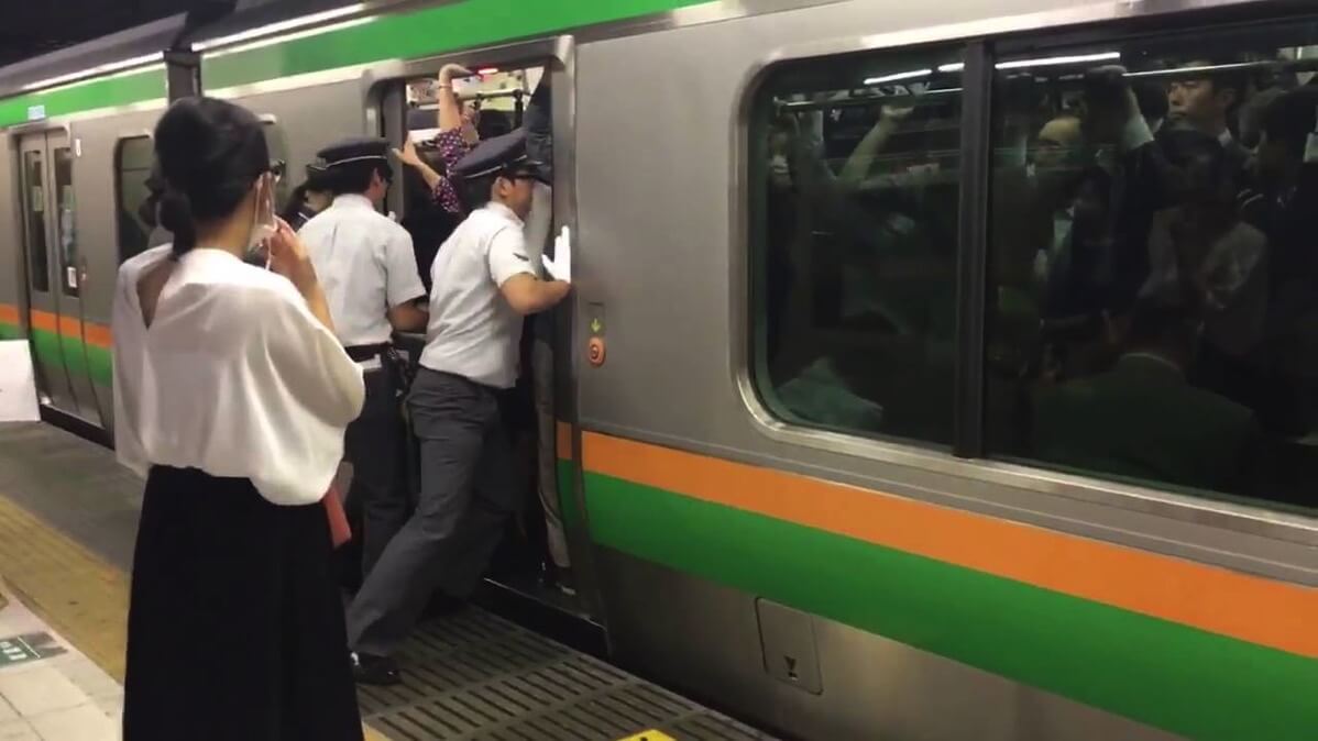 Запихиватели в метро в Японии